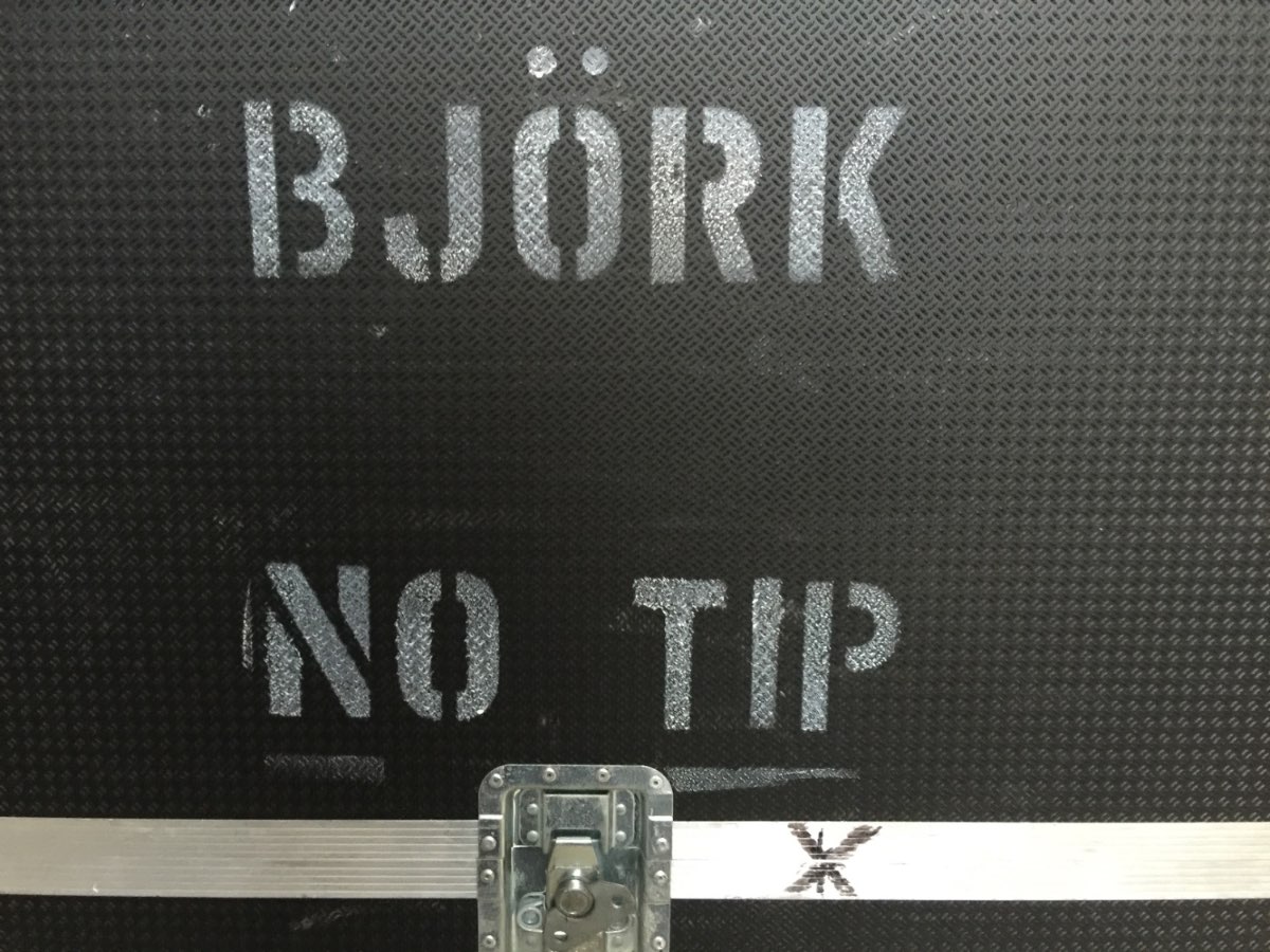 A road-case LED sign reading ‘BJÖRK NO TIP’.